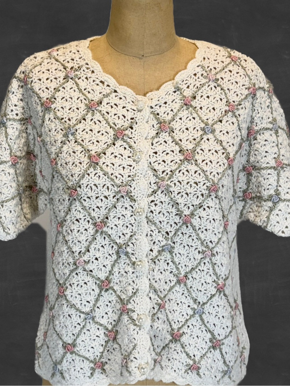 VINTAGE cottage floral crochet sweater cardigan short sleeve pearl buttons‎
